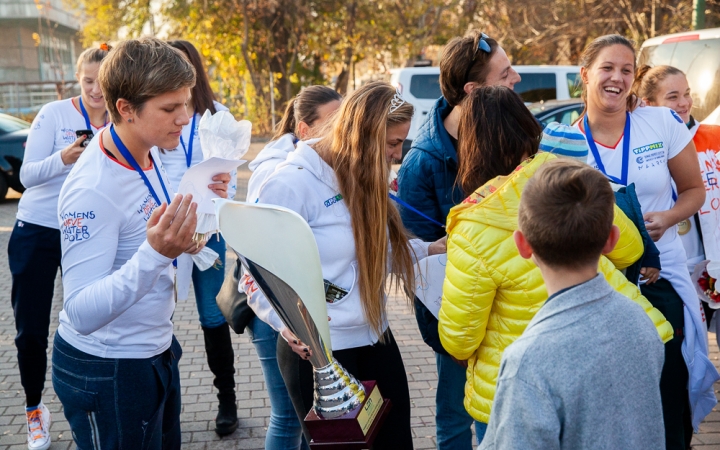 Hazaérkeztek a vízilabdás Szuperlányok - fotó: Ónodi Zoltán