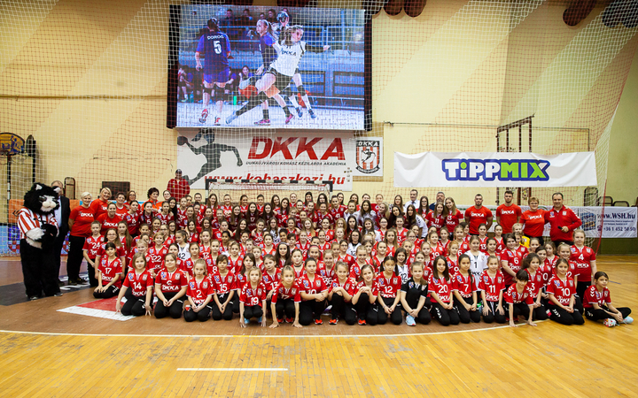 Mezátadó a sportcsarnokban - fotó: Ónodi Zoltán