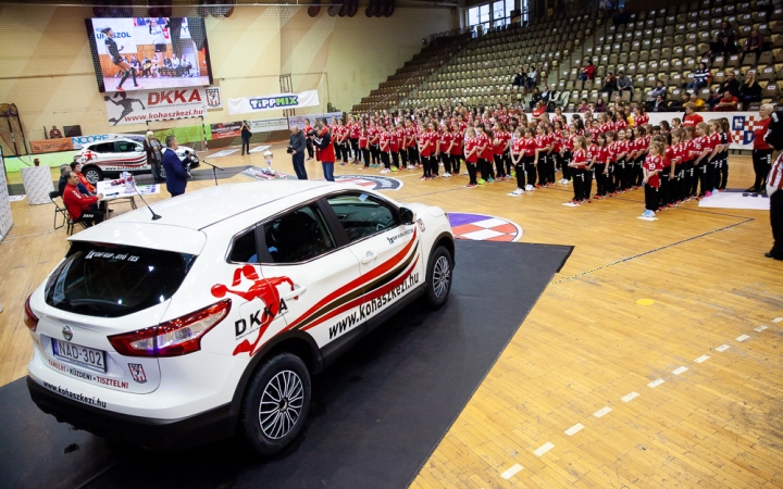 Mezátadó a sportcsarnokban - fotó: Ónodi Zoltán