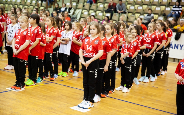 Mezátadó a sportcsarnokban - fotó: Ónodi Zoltán