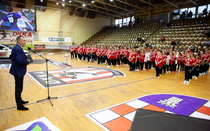 Mezátadó a sportcsarnokban - fotó: Ónodi Zoltán