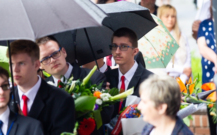 A Lorántffy iskola diákjainak ballagása a főtéren - fotó: Ónodi Zoltán