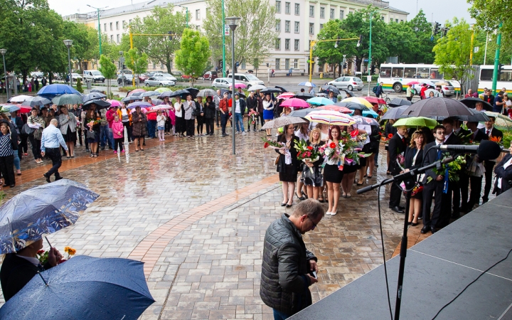 A Lorántffy iskola diákjainak ballagása a főtéren - fotó: Ónodi Zoltán