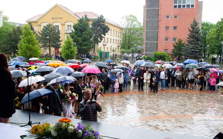 A Lorántffy iskola diákjainak ballagása a főtéren - fotó: Ónodi Zoltán