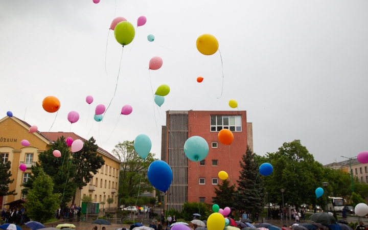 A Lorántffy iskola diákjainak ballagása a főtéren - fotó: Ónodi Zoltán