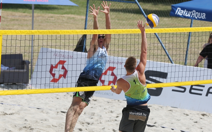 Strandröplabda a Szalki-szigeten - fotó: Sándor Judit