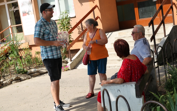 Vízosztás a városban - fotó: Ónodi Zoltán