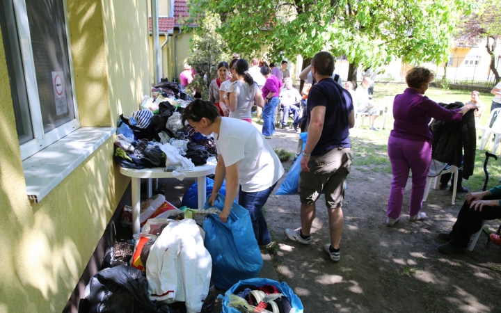 Adomány a Jószolgálati Otthonnak - fotó: Ónodi Zoltán