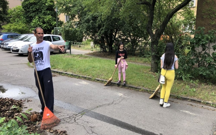 Játszótér-takarítás a Gagarin téren - fotó: 