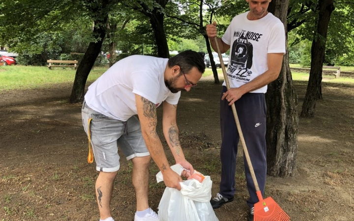 Játszótér-takarítás a Gagarin téren - fotó: 