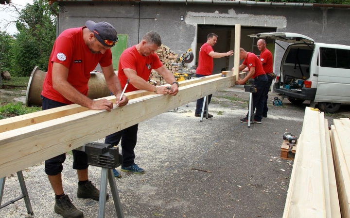 Hídépítés a Lebuki-patakon - fotó: 
