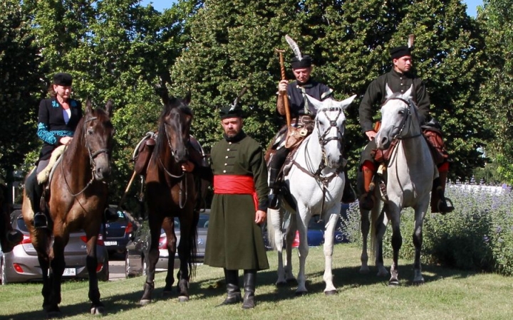 Lovasok a Lajos-köveknél - fotó: 