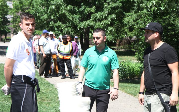 Ételt osztottak a focisták - fotó: Sándor Judit