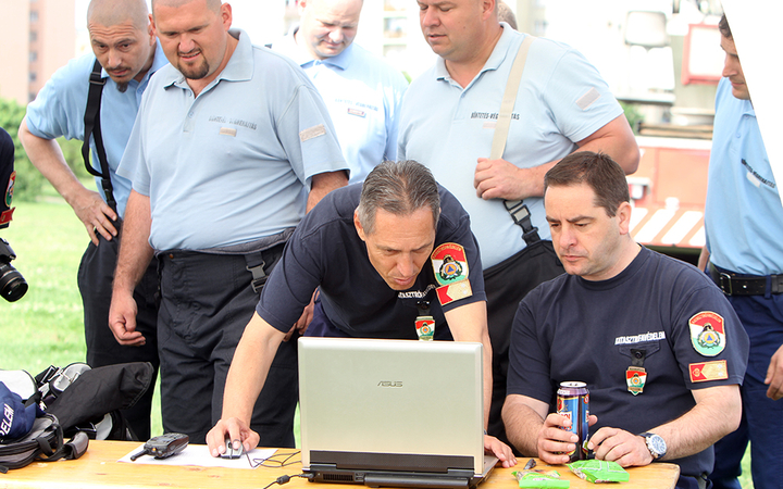 Erőpróba tűzoltóknak - fotó: Sándor Judit