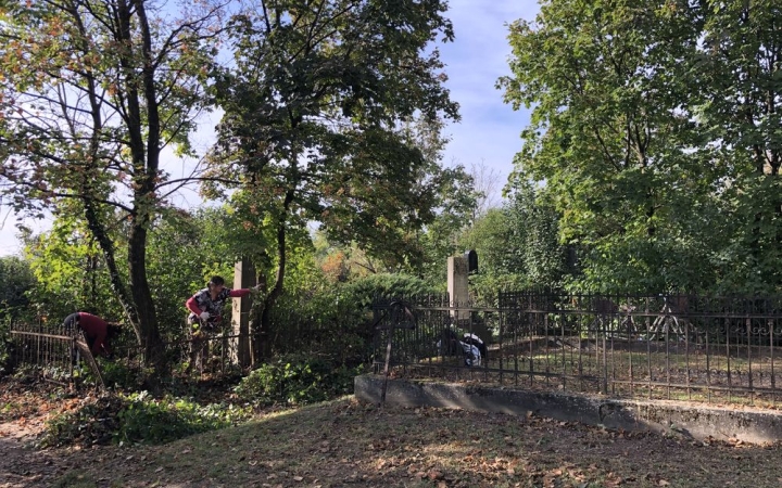 Közösségi takarítás a kistemetőben - fotó: 