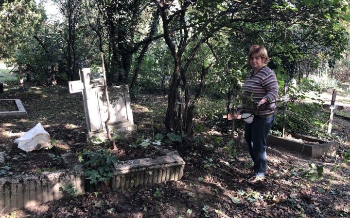 Közösségi takarítás a kistemetőben - fotó: 