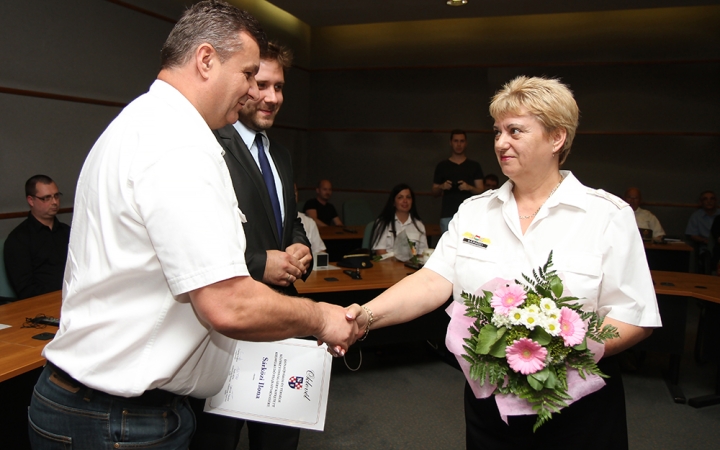Közbiztonsági dicsérő oklevelek - fotó: Sándor Judit