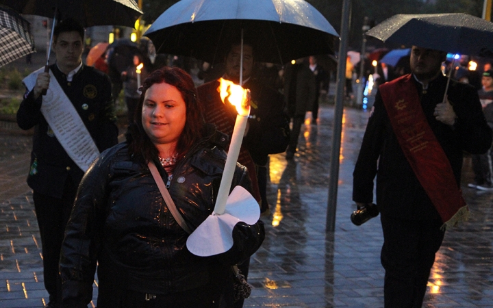 Énekszóval búcsúzók - a Szalamander képekben - fotó: Sándor Judit