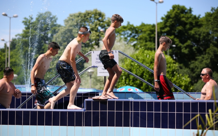 Nyitónap az élményfürdőben - fotó: 