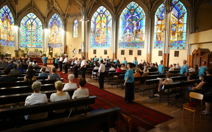 A Tomkins Énekegyüttes és a Dunaújvárosi Vegyeskar a Krisztus Király Főtemplomban - fotó: 