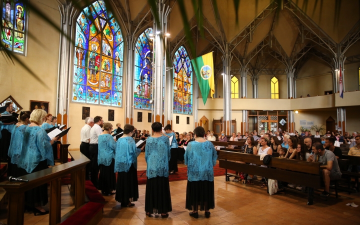 A Tomkins Énekegyüttes és a Dunaújvárosi Vegyeskar a Krisztus Király Főtemplomban - fotó: 