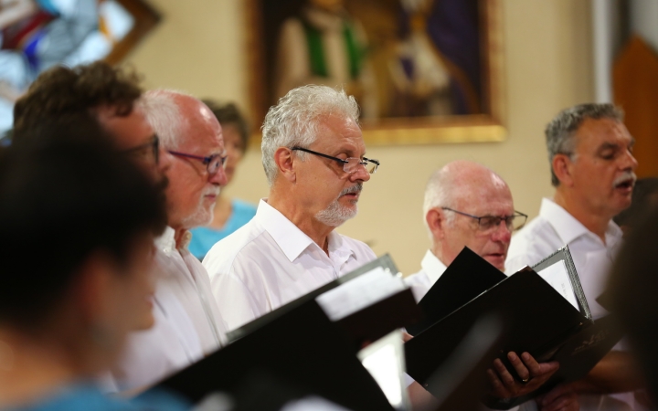 A Tomkins Énekegyüttes és a Dunaújvárosi Vegyeskar a Krisztus Király Főtemplomban - fotó: 