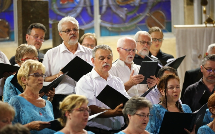 A Tomkins Énekegyüttes és a Dunaújvárosi Vegyeskar a Krisztus Király Főtemplomban - fotó: 