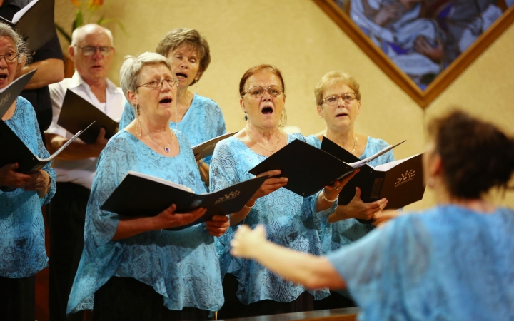 A Tomkins Énekegyüttes és a Dunaújvárosi Vegyeskar a Krisztus Király Főtemplomban - fotó: 