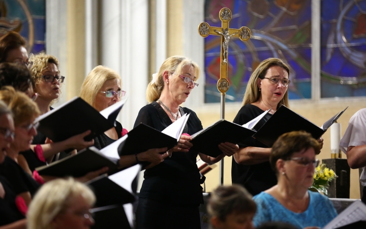 A Tomkins Énekegyüttes és a Dunaújvárosi Vegyeskar a Krisztus Király Főtemplomban - fotó: 