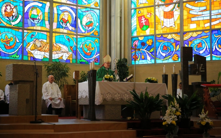 Áldás az ablakokra, áldás a Mózes-szoborra - fotó: 