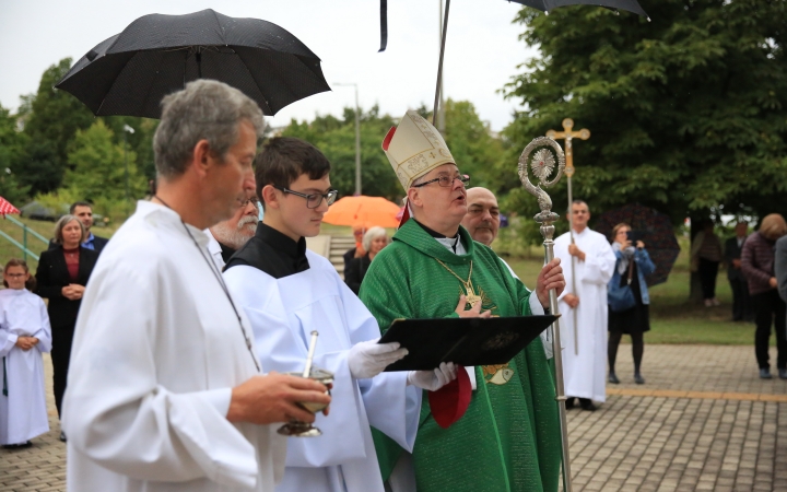 Áldás az ablakokra, áldás a Mózes-szoborra - fotó: 