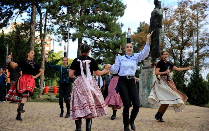 Néptánc a flaszteren – három helyszínen ropták - fotó: 