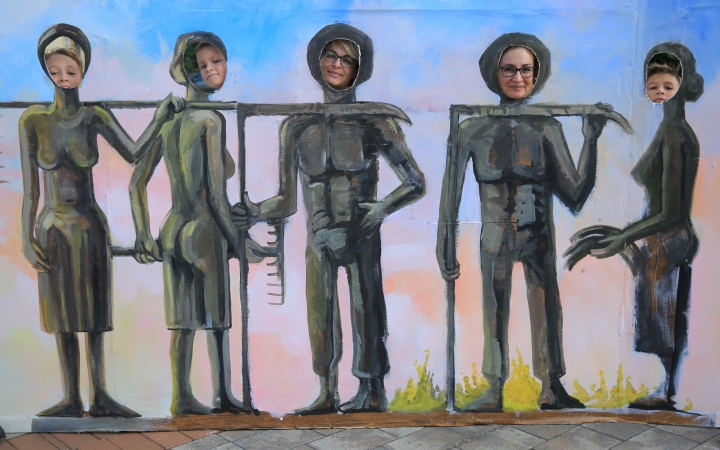 Dunaújváros 70: KönyvTér a Városháza téren - fotó: 