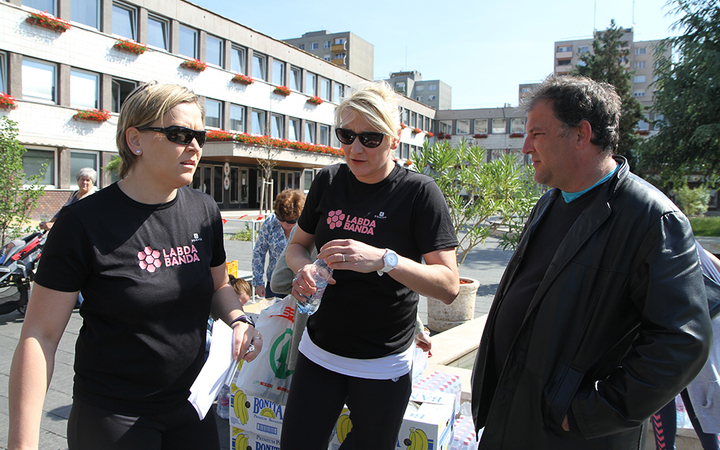 Labda banda a Városháza téren - fotó: Sándor Judit