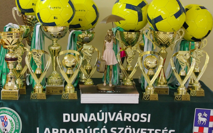 VIII. Ádám Anita, IX. Héger Ádám és IV. Komáromi Ádám Emléktorna - fotó: 