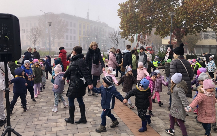 Libás sokadalom Márton napjára a város óvodásainak - fotó: 