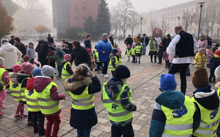 Libás sokadalom Márton napjára a város óvodásainak - fotó: 