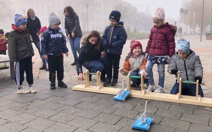 Libás sokadalom Márton napjára a város óvodásainak - fotó: 