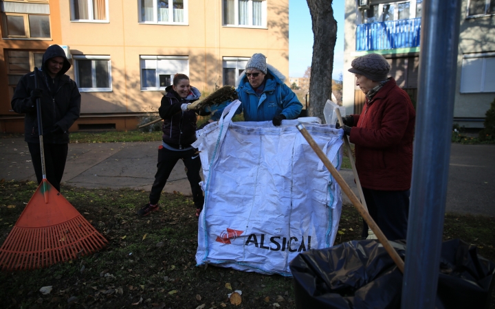 Levélszedés a város közterein - fotó: 