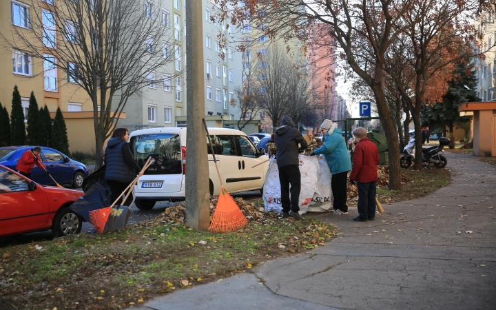 Levélszedés a város közterein - fotó: 