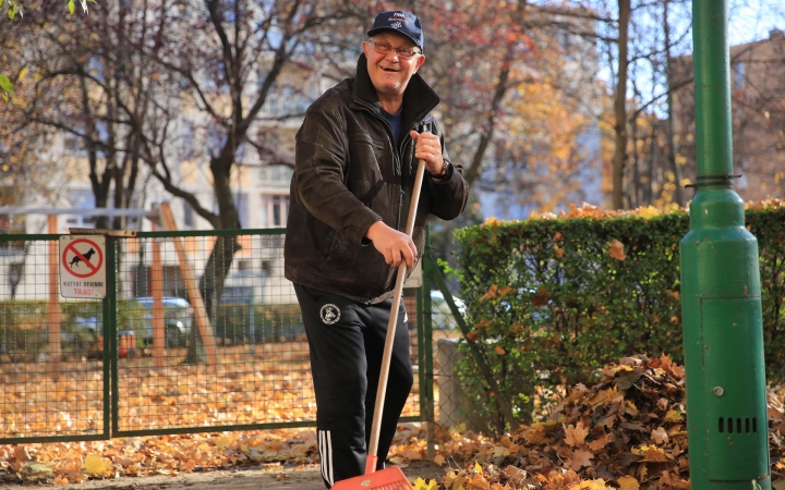 Levélszedés a város közterein - fotó: 