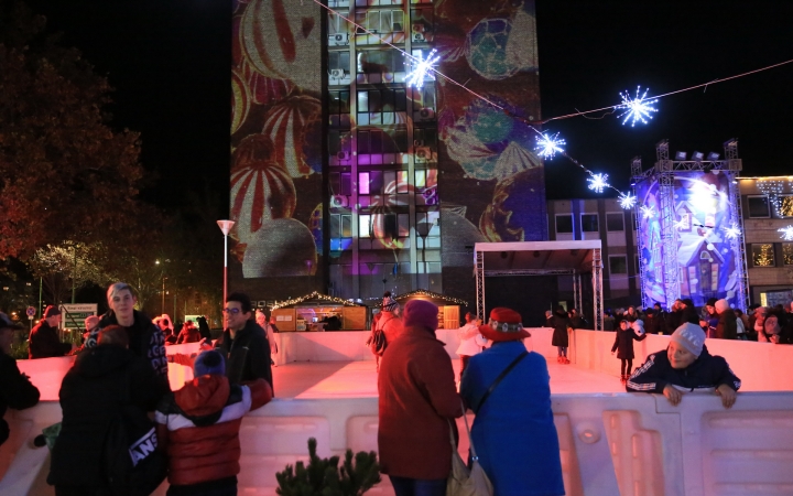 Az "Adventi forgatag" nyitánya a Városháza téren - fotó: 