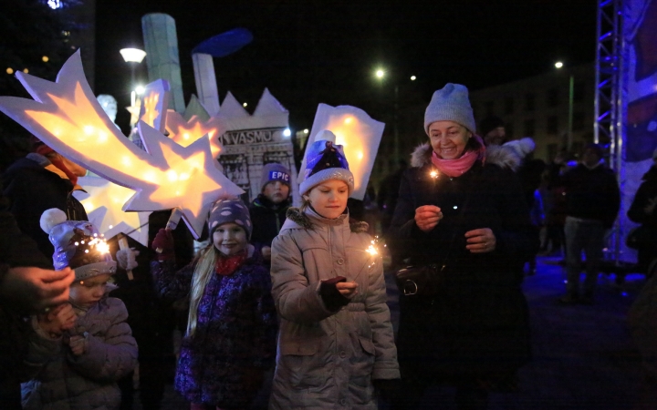 Óriásbábok és kis csillagok a Városháza téren - fotó: 