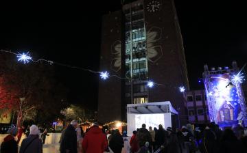 Óriásbábok és kis csillagok a Városháza téren - fotó: 