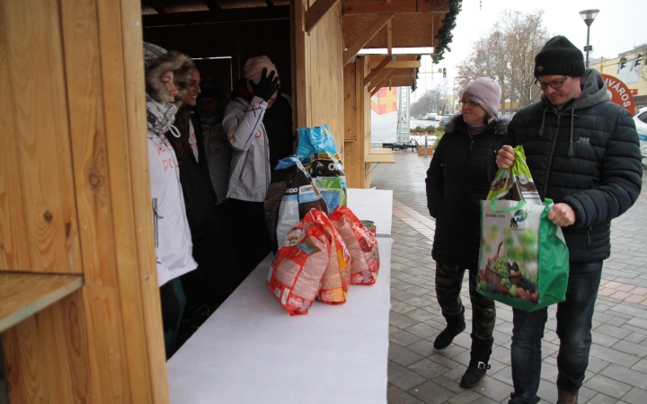 Petárda helyett kutyatápot - fotó: 