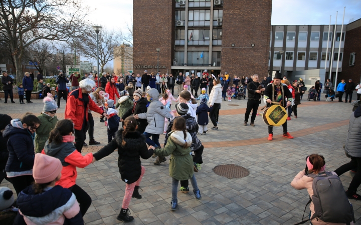 Télűző villámcsődület a Városháza téren - fotó: 