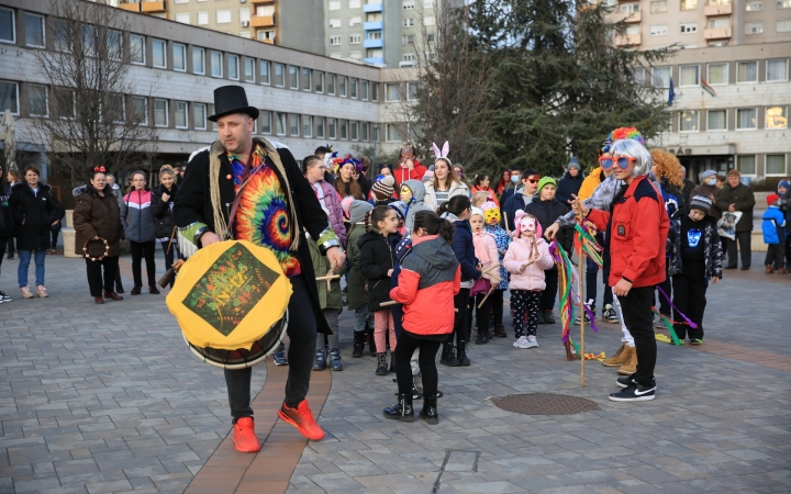 Télűző villámcsődület a Városháza téren - fotó: 