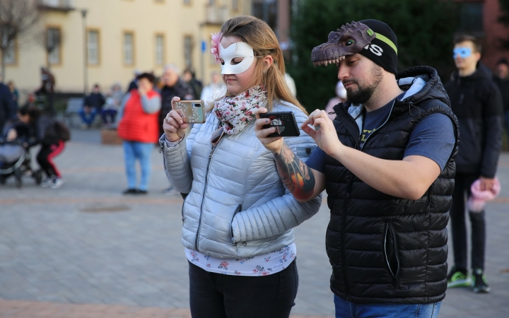 Télűző villámcsődület a Városháza téren - fotó: 