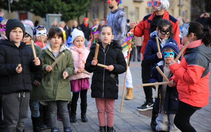 Télűző villámcsődület a Városháza téren - fotó: 