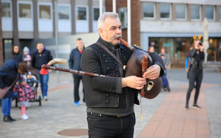 Télűző villámcsődület a Városháza téren - fotó: 